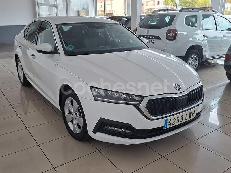Usado Skoda Octavia Ambition 150 CV (110 kW) 2022 Blanco Berlina