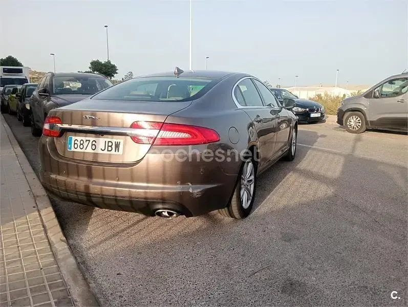 Usado Jaguar XF Premium Luxury 190 CV (139 kW) 2014 Beige Berlina