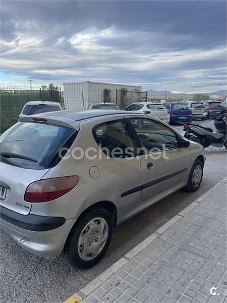Usado Peugeot 206 70 CV (51 kW) 2002 Gris / plata Berlina