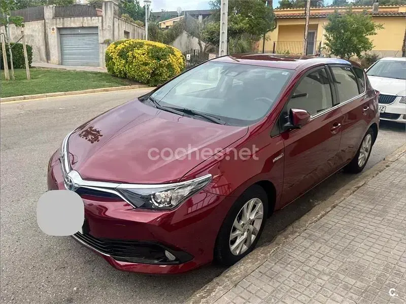 Usado Toyota Auris Hybrid Active 136 CV (100 kW) 2018 Granate Berlina