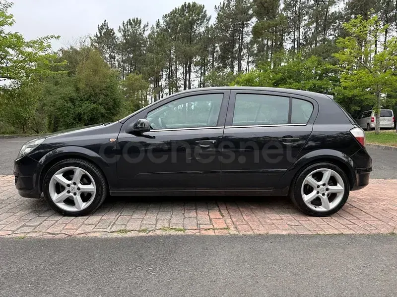 Usado Opel Astra Cosmo 125 CV (91 kW) 2004 Negro Berlina
