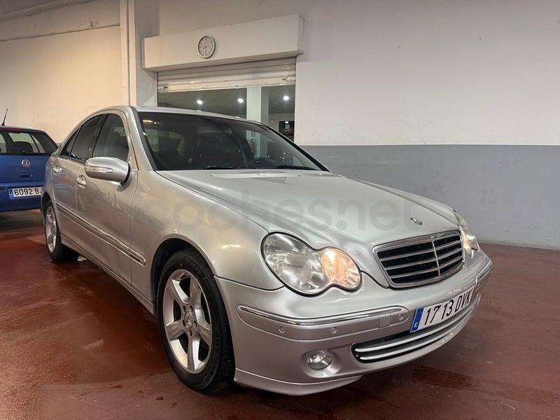 Usado Mercedes C220 Avantgarde 150 CV (110 kW) 2006 Gris / plata Berlina