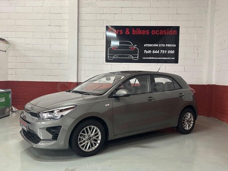 Usado Kia Rio 84 CV (61 kW) 2022 Verde Berlina