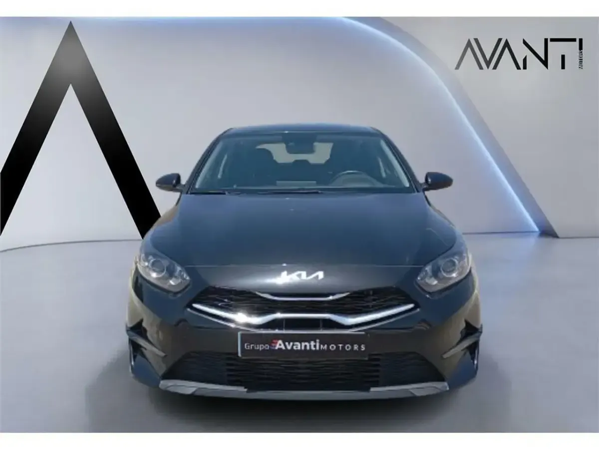 Usado Kia Ceed 136 CV (100 kW) 2025 Negro Utilitario