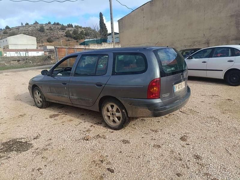 Usado Renault Mégane 99 CV (72 kW) 1999 Gris Utilitario