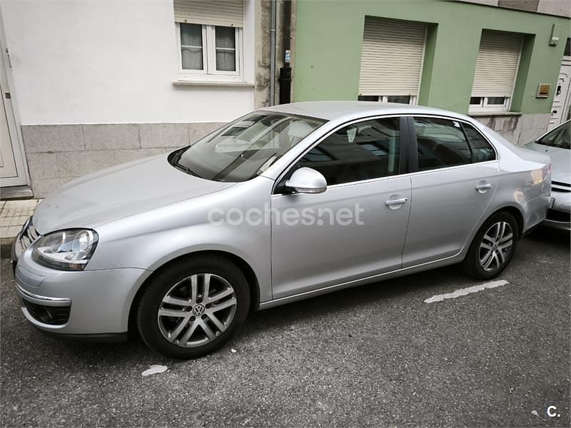 Usado VW Jetta Advance 105 CV (77 kW) 2009 Gris / plata Berlina