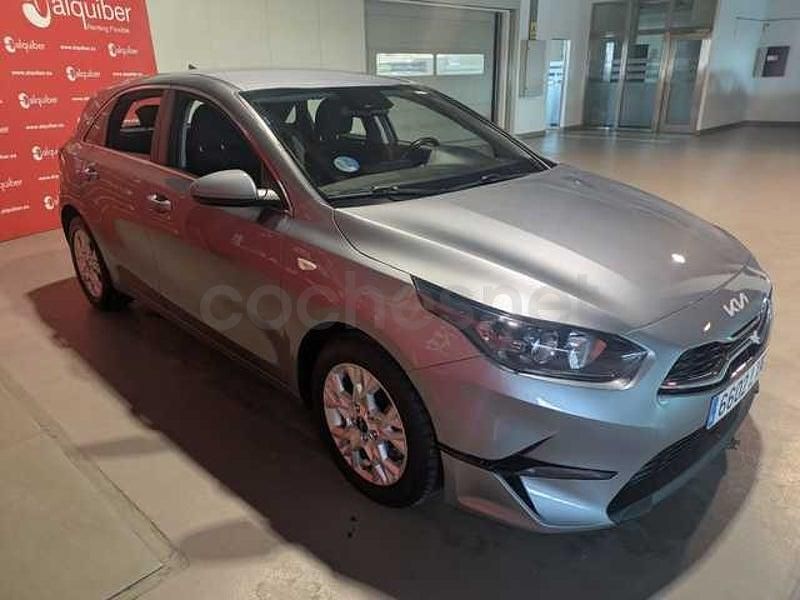 Usado Kia Ceed 136 CV (100 kW) 2022 Gris / plata Utilitario