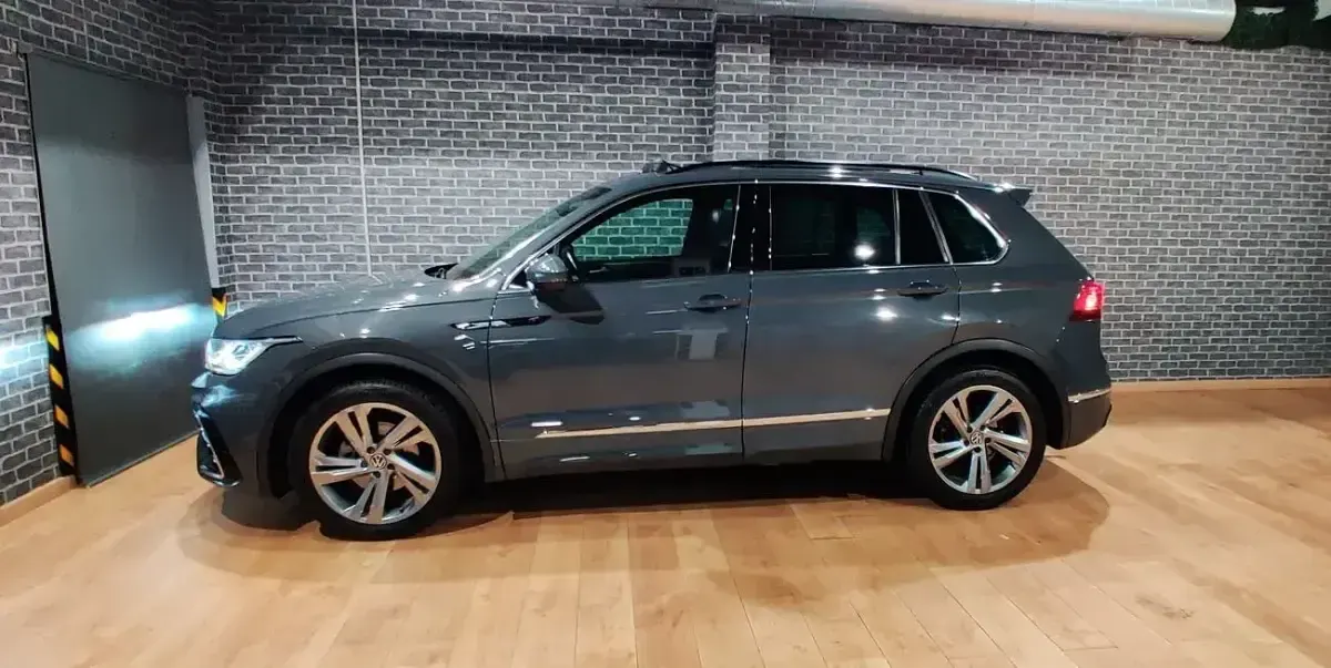 Käytetty VW Tiguan R-line 150 HP (110 kW) 2022 Harmaa Katumaasturi