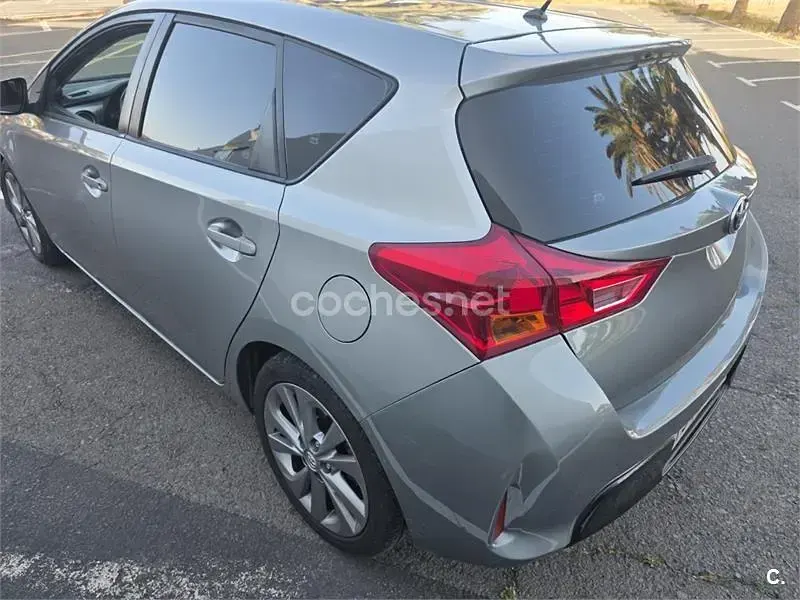 Usado Toyota Auris Hybrid Advance 136 CV (100 kW) 2013 Gris / plata Berlina