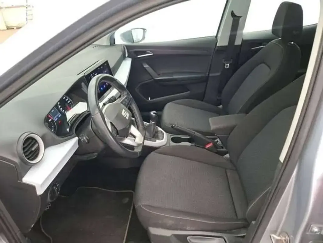Usado Seat Arona 95 CV (69 kW) 2023 Plateado SUV