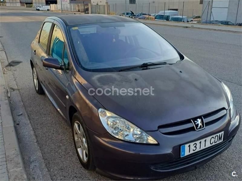 Violeta / lila Usado 2002 Peugeot 307 Berlina | 2500 € (Precio justo) - Imagen 1/4