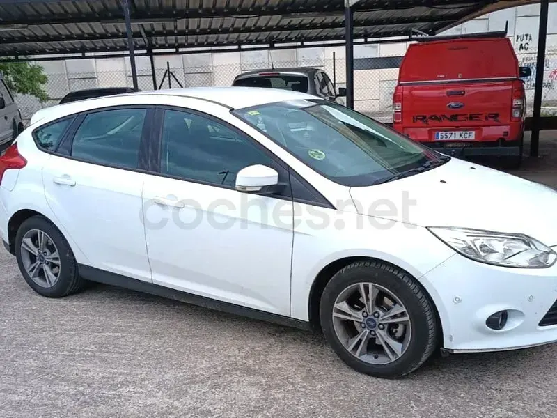 Usado Ford Focus 115 CV (84 kW) 2014 Blanco Berlina