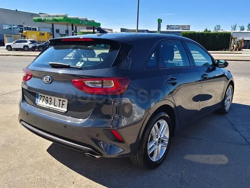 Usado Kia Ceed 100 CV (73 kW) 2021 Gris / plata Utilitario