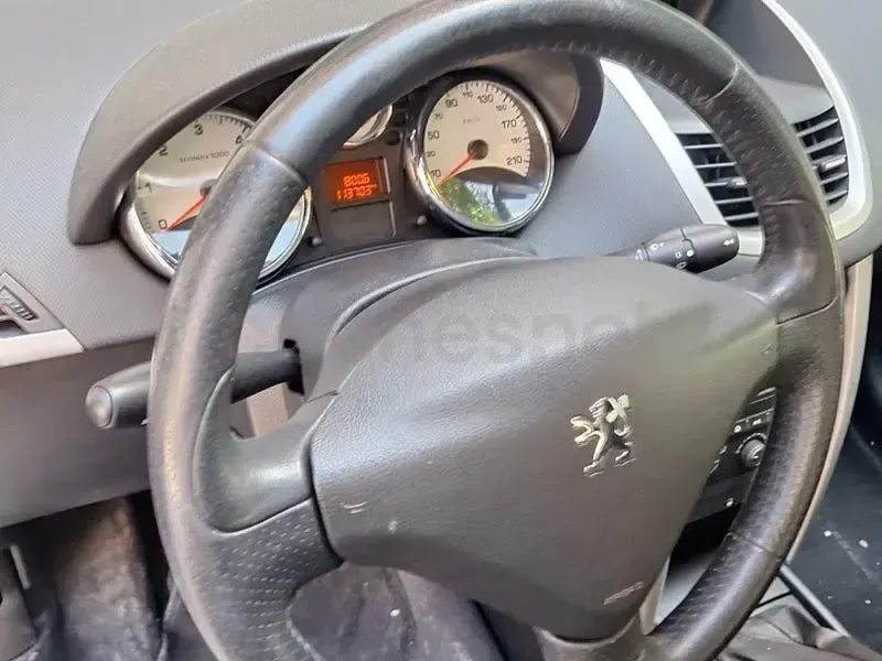 Usado Peugeot 207 Active 92 CV (67 kW) 2011 Blanco Berlina