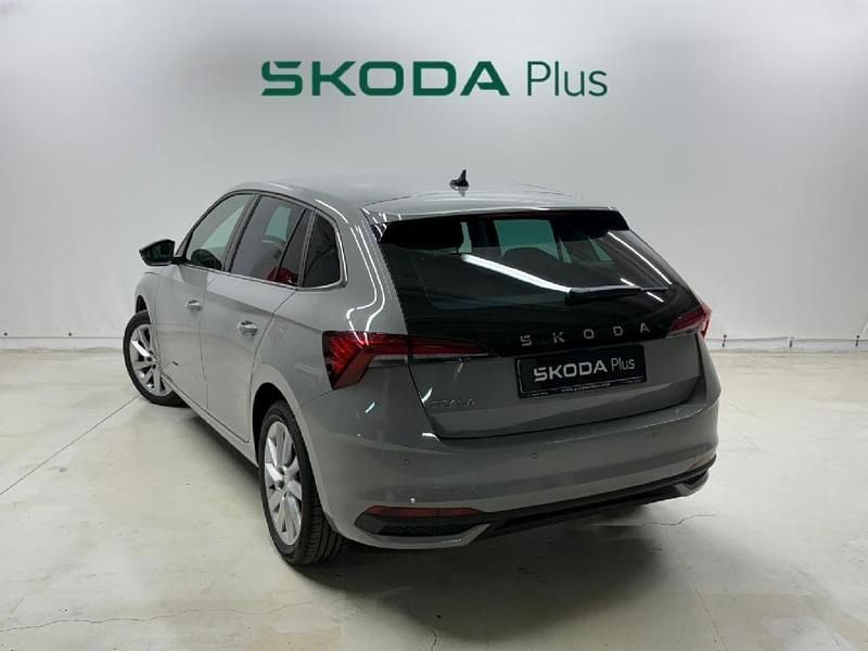 Usado Skoda Scala Selection 115 CV (84 kW) 2025 Gris Utilitario