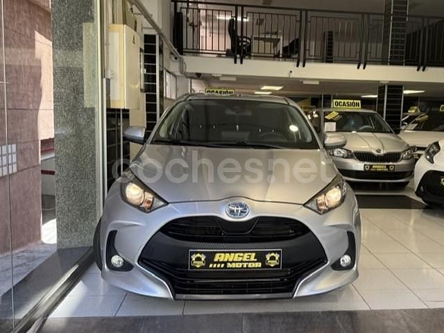 Usado Toyota Yaris Hybrid 100 CV (73 kW) 2022 Gris / plata Berlina