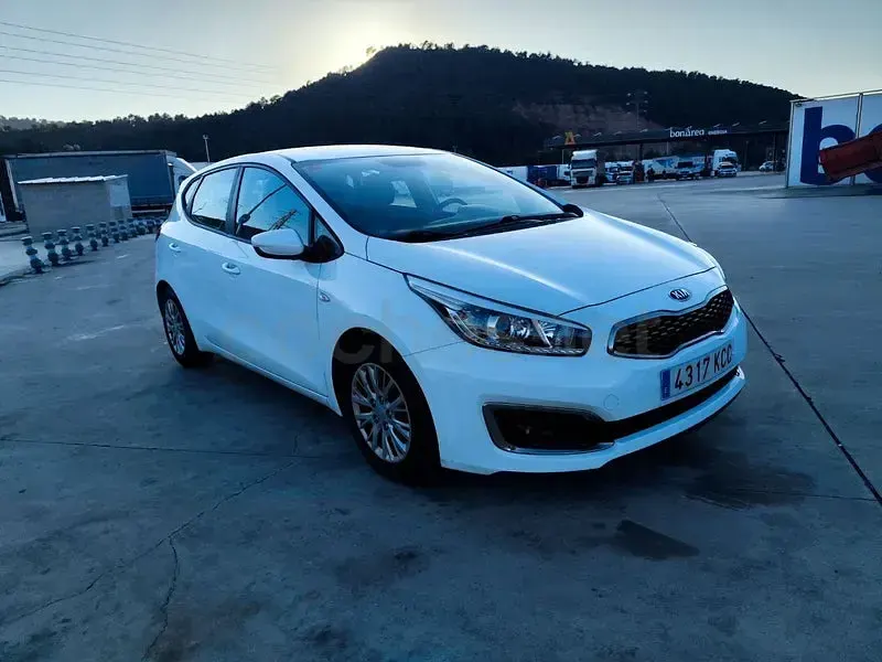 Usado Kia Ceed GT 90 HP (66 kW) 2017 Branco Sedan
