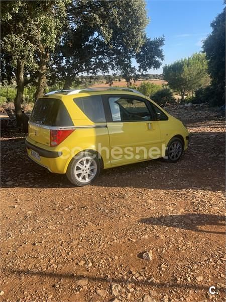 Usado Peugeot 1007 70 CV (51 kW) 2006 Amarillo Monovolumen