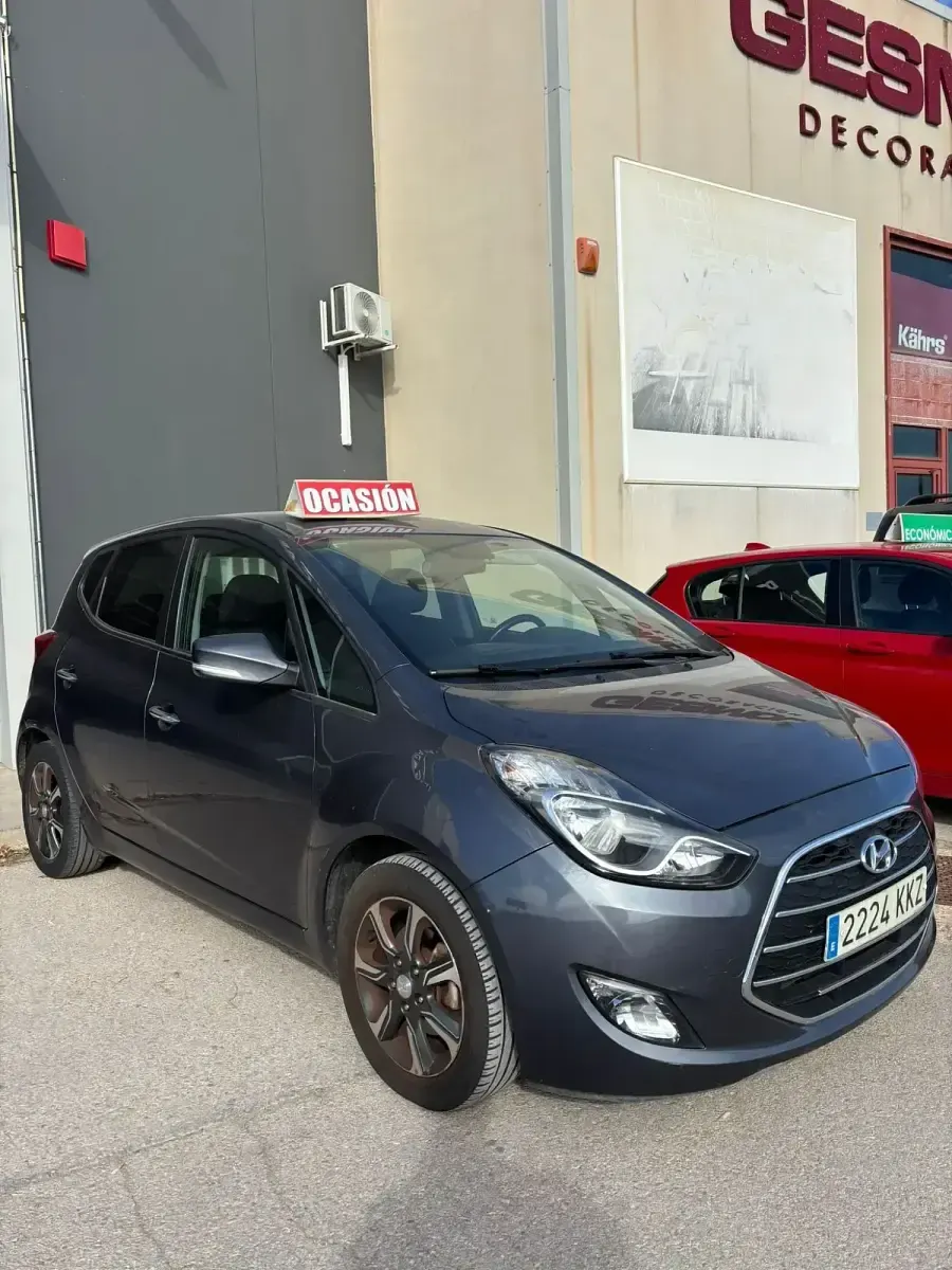 Usado Hyundai ix20 Style 115 CV (84 kW) 2018 Gris Utilitario
