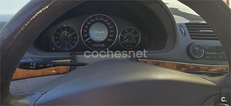 Usado Mercedes E220 Elegance 150 CV (110 kW) 2005 Gris / plata Berlina