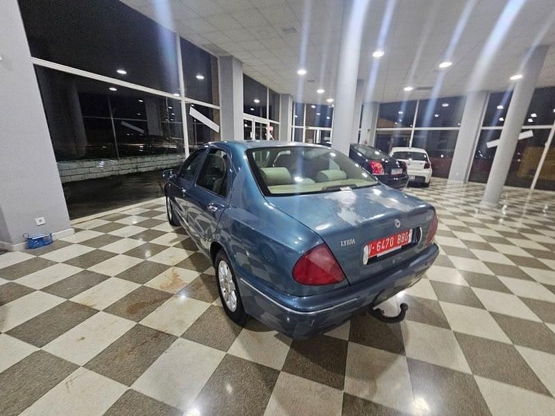 Usado Lancia Lybra 115 CV (84 kW) 2001 Azul Familiar