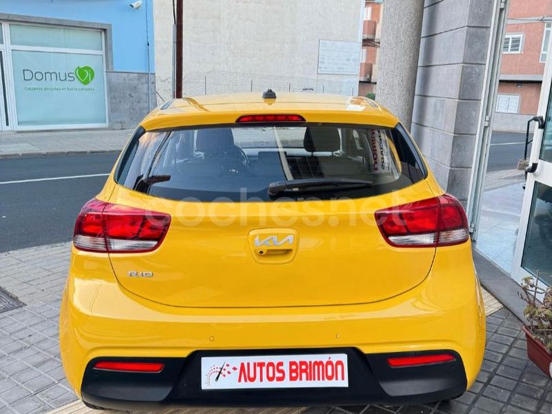 Usado Kia Rio 100 CV (73 kW) 2020 Amarillo Berlina