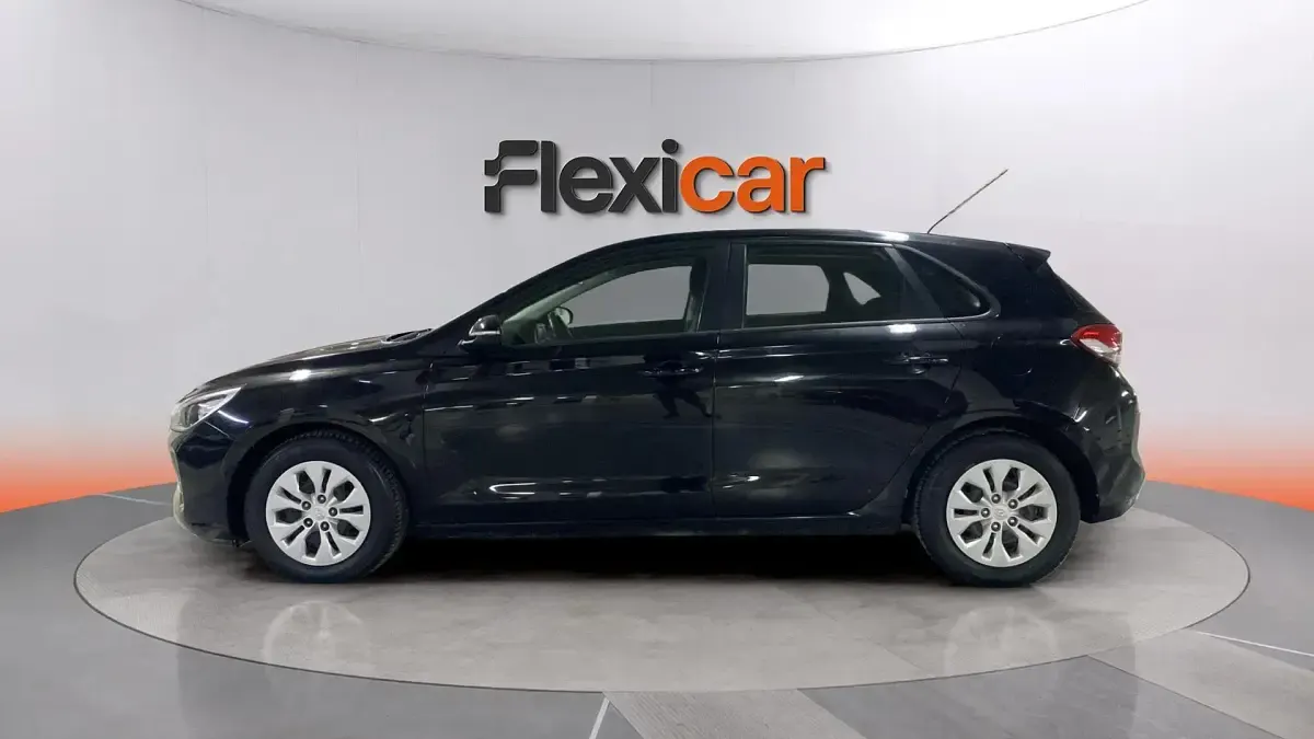 Usado Hyundai i30 GO! 95 CV (69 kW) 2017 Negro Berlina