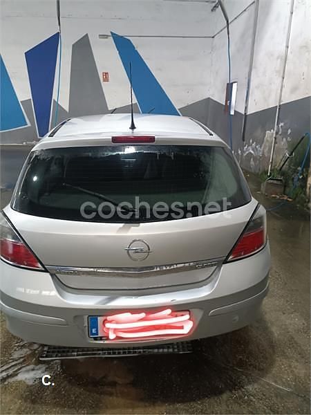 Usado Opel Astra Edition 100 CV (73 kW) 2009 Gris / plata Berlina