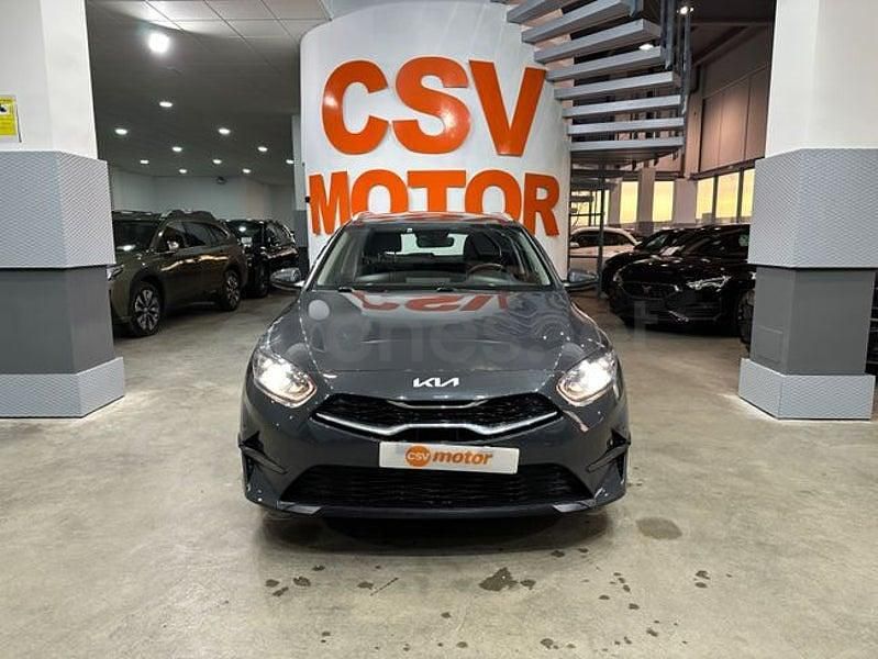 Usado Kia Ceed GT 136 CV (100 kW) 2023 Gris / plata Berlina