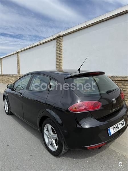 Usado Seat Leon Reference 90 CV (66 kW) 2009 Negro Utilitario