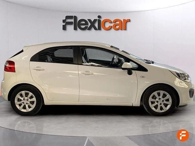 Usado Kia Rio 85 CV (62 kW) 2014 Blanco Berlina