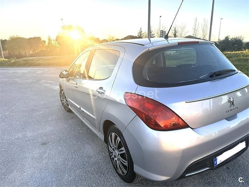 Usado Peugeot 308 Active 92 CV (67 kW) 2013 Gris / plata Berlina