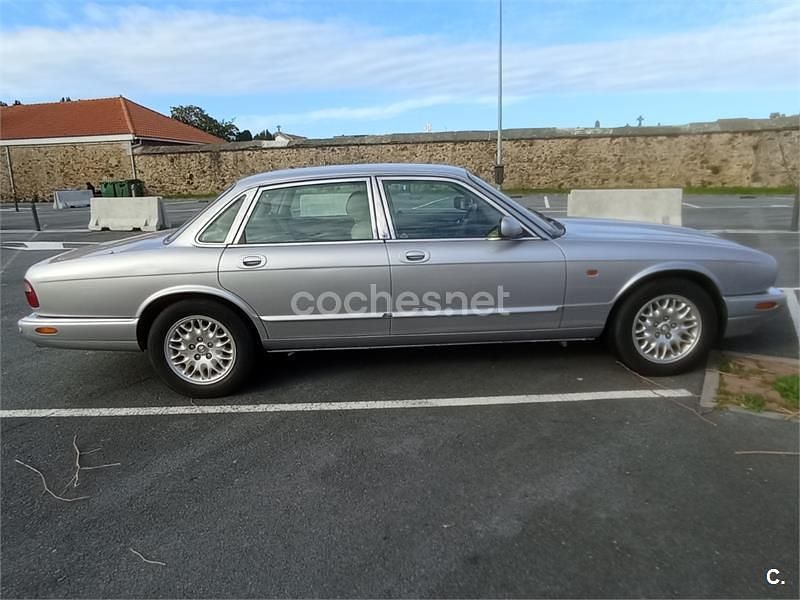 Usado Jaguar XJ8 Executive 240 CV (176 kW) 2002 Gris / plata Berlina