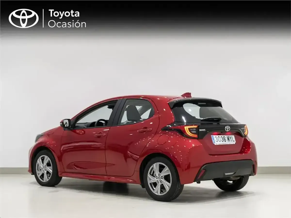 Usado Toyota Yaris Hybrid Active 116 CV (85 kW) 2025 Rojo