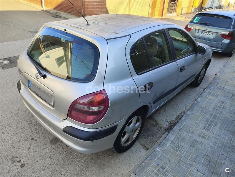 Usado Nissan Almera Comfort 110 HP (80 kW) 2001 Cinzento Sedan
