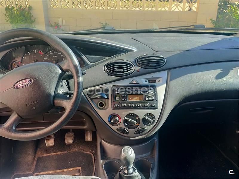 Usado Ford Focus Ghia 100 CV (73 kW) 2004 Gris / plata Familiar