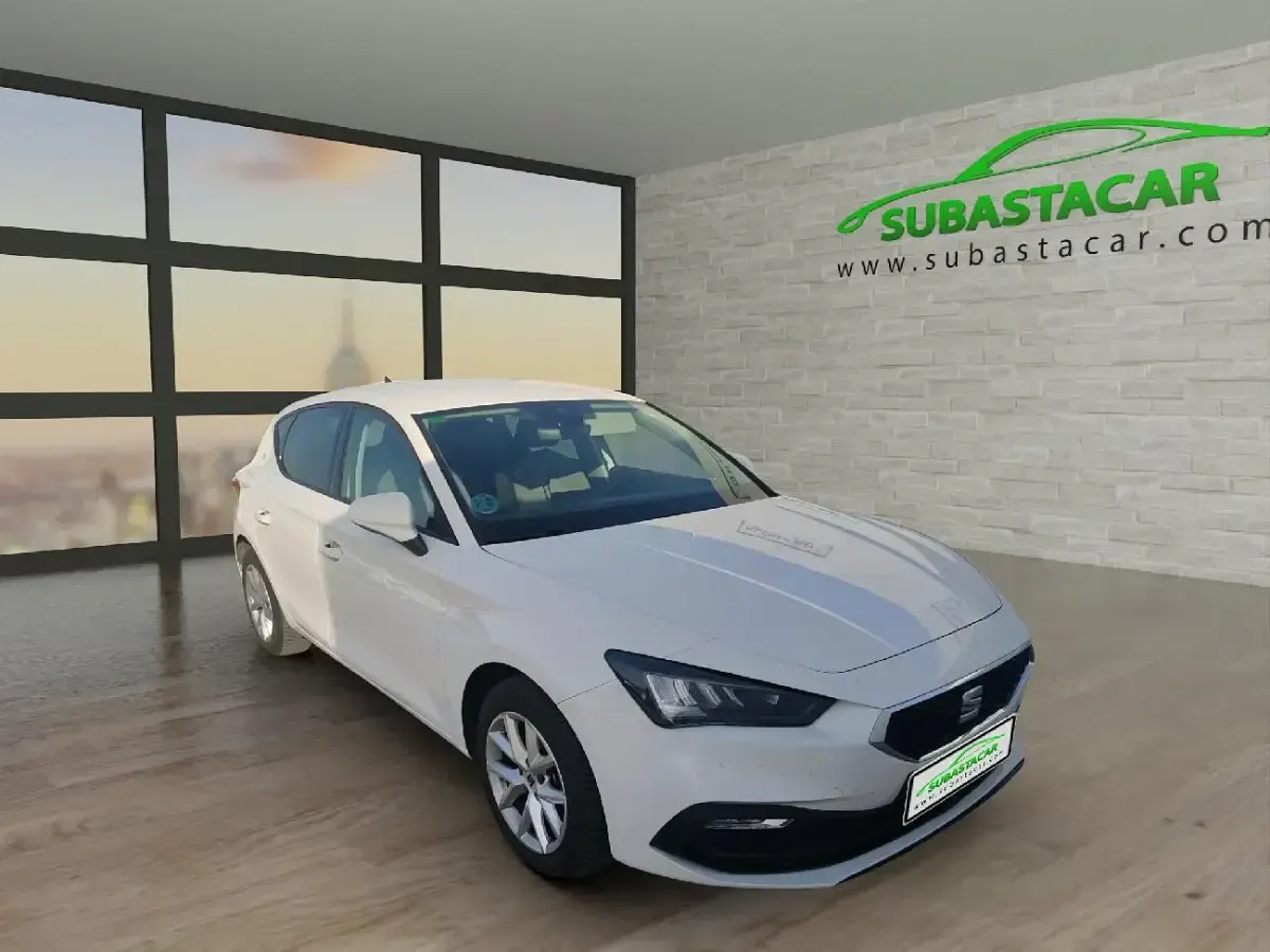 Usado Seat Leon Style 130 CV (95 kW) 2022 Blanco