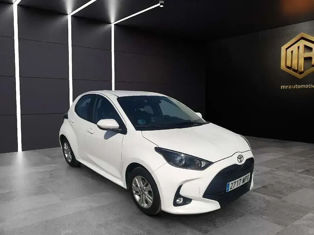Usado Toyota Yaris Business Edition 116 CV (85 kW) 2024 Blanco Utilitario