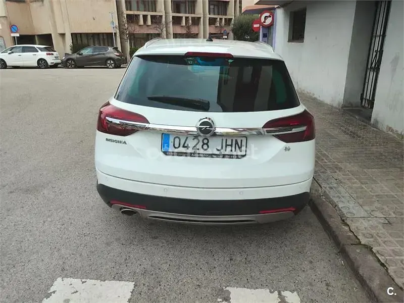 Usado Opel Insignia Country Tourer 170 CV (125 kW) 2015 Blanco Familiar