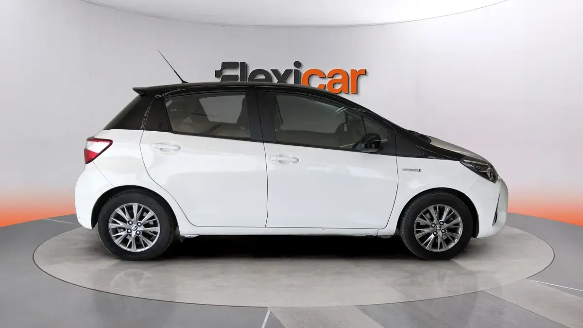 Usado Toyota Yaris Hybrid Active 100 CV (73 kW) 2019 Blanco Berlina