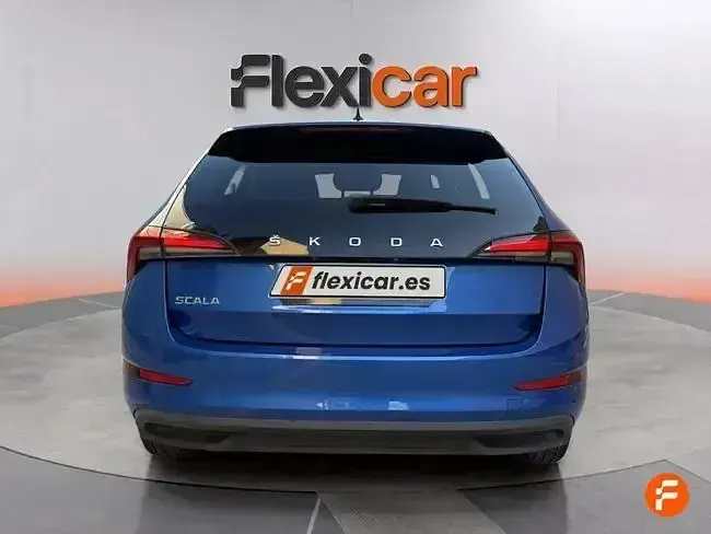 Usado Skoda Scala Ambition 95 CV (69 kW) 2022 Azul Utilitario