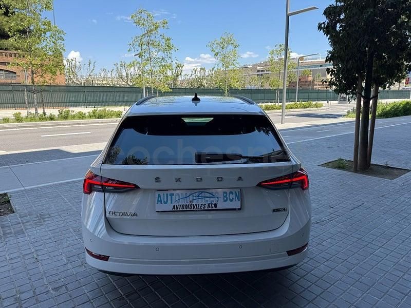 Usado Skoda Octavia Style 150 CV (110 kW) 2022 Blanco Familiar