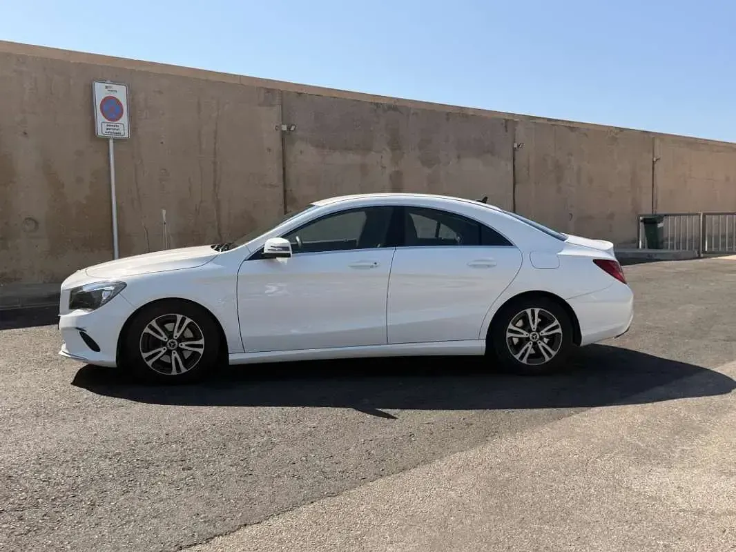 Usado Mercedes CLA180 122 CV (89 kW) 2018 Blanco Coupe