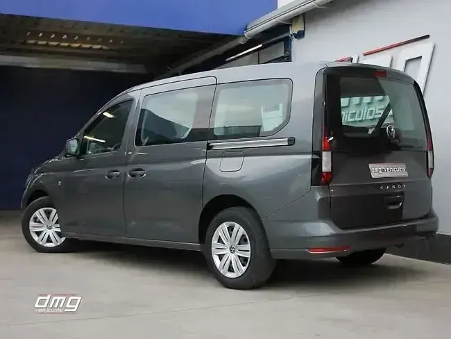 Usado VW Caddy 116 CV (85 kW) 2024 Gris / plata Monovolumen