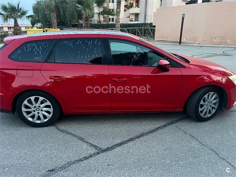 Usado Seat Leon Ecomotive 110 CV (80 kW) 2016 Rojo Familiar
