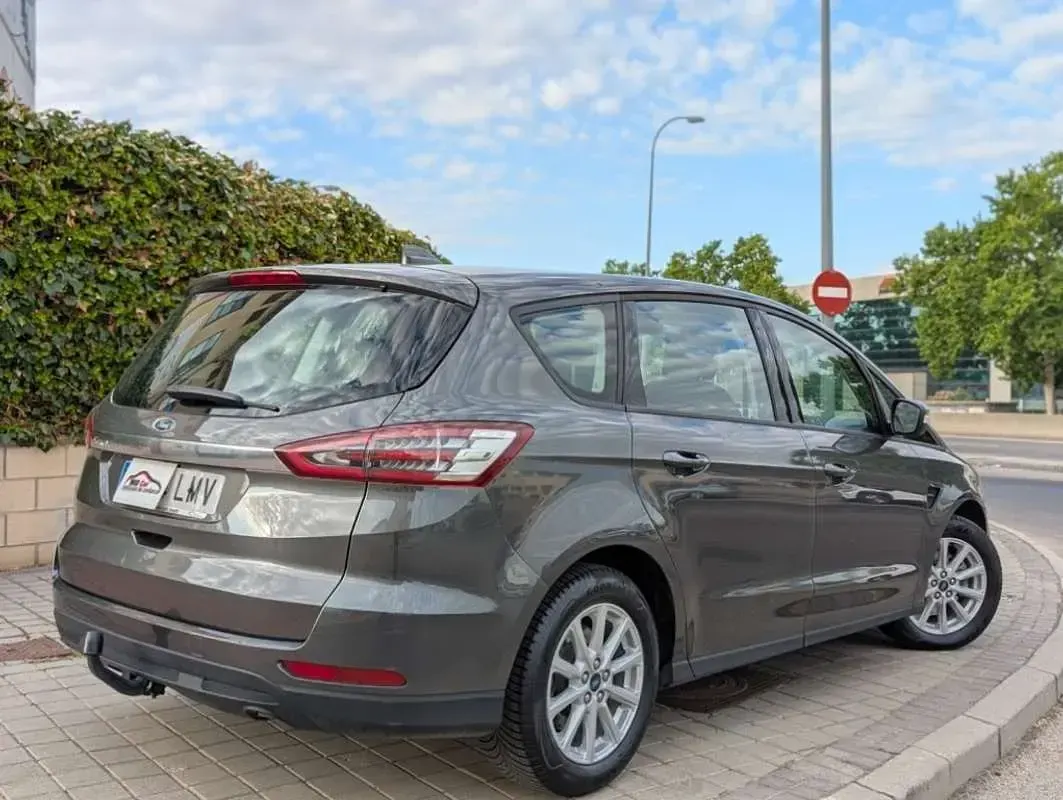 Usado Ford S-MAX Titanium 150 CV (110 kW) 2021 Gris Monovolumen