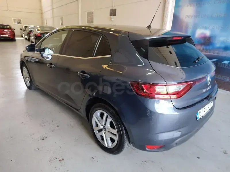 Usado Renault Mégane III Business 90 CV (66 kW) 2016 Gris / plata Berlina