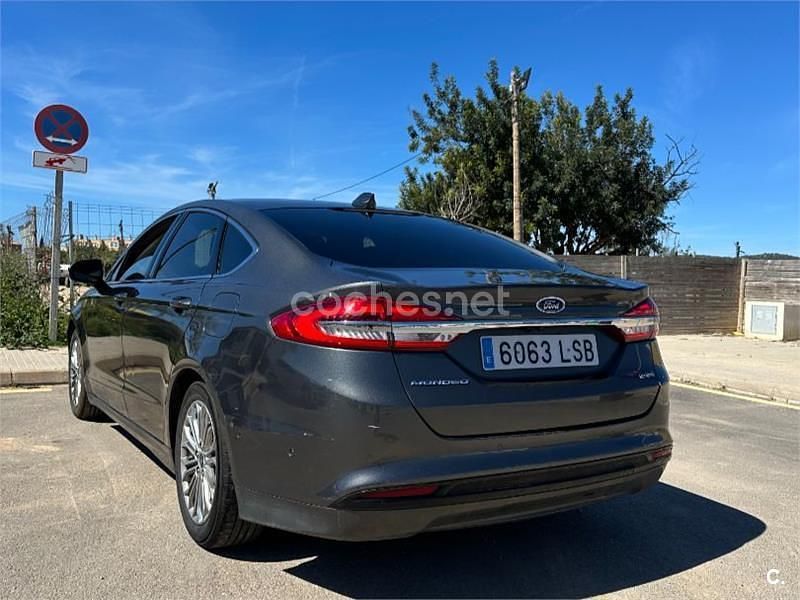 Usado Ford Mondeo Titanium 187 CV (137 kW) 2021 Gris / plata Berlina