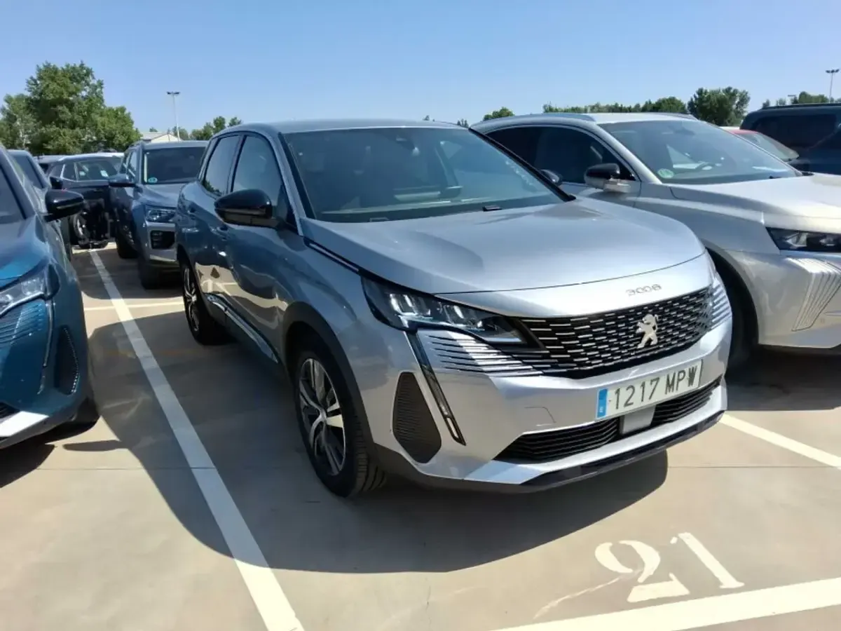 Usado Peugeot 3008 Allure 131 CV (96 kW) 2024 Gris SUV