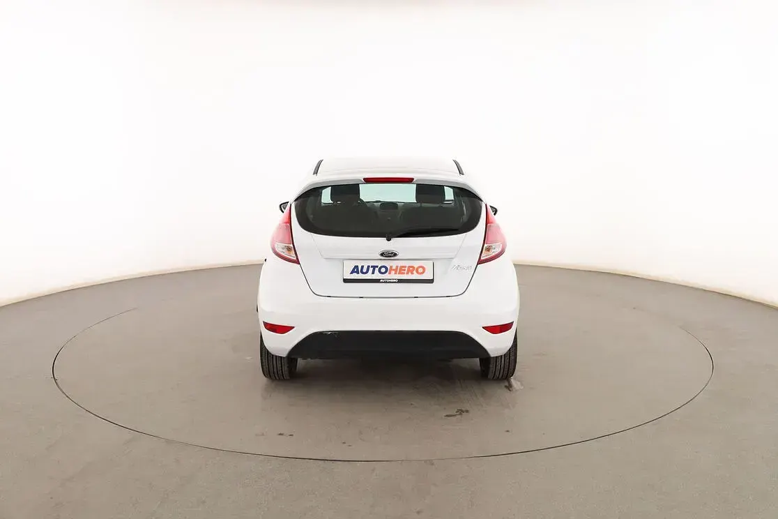 Usado Ford Fiesta Trend 82 CV (60 kW) 2015 Blanco Utilitario